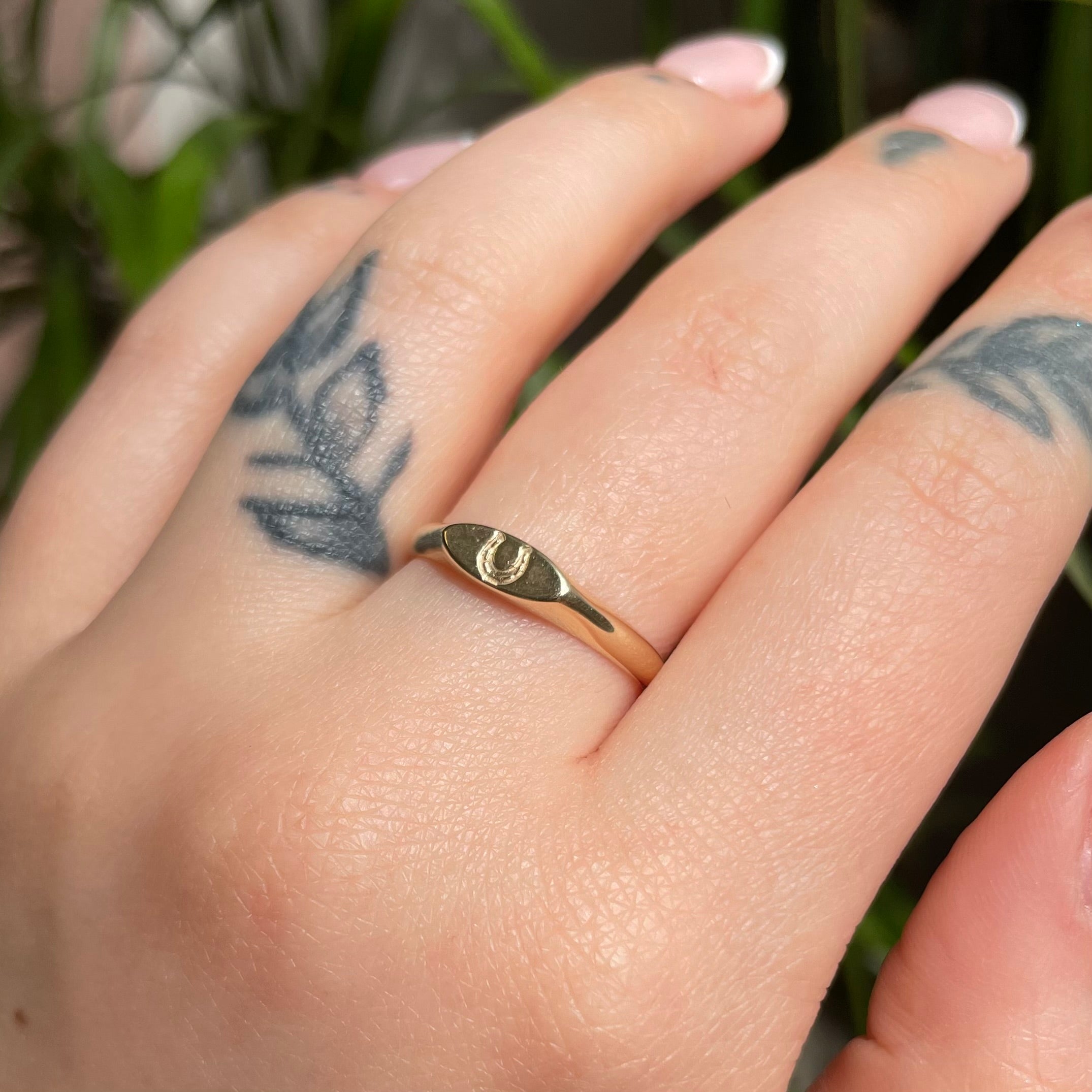 9k solid yellow gold horseshoe Be lucky signet ring