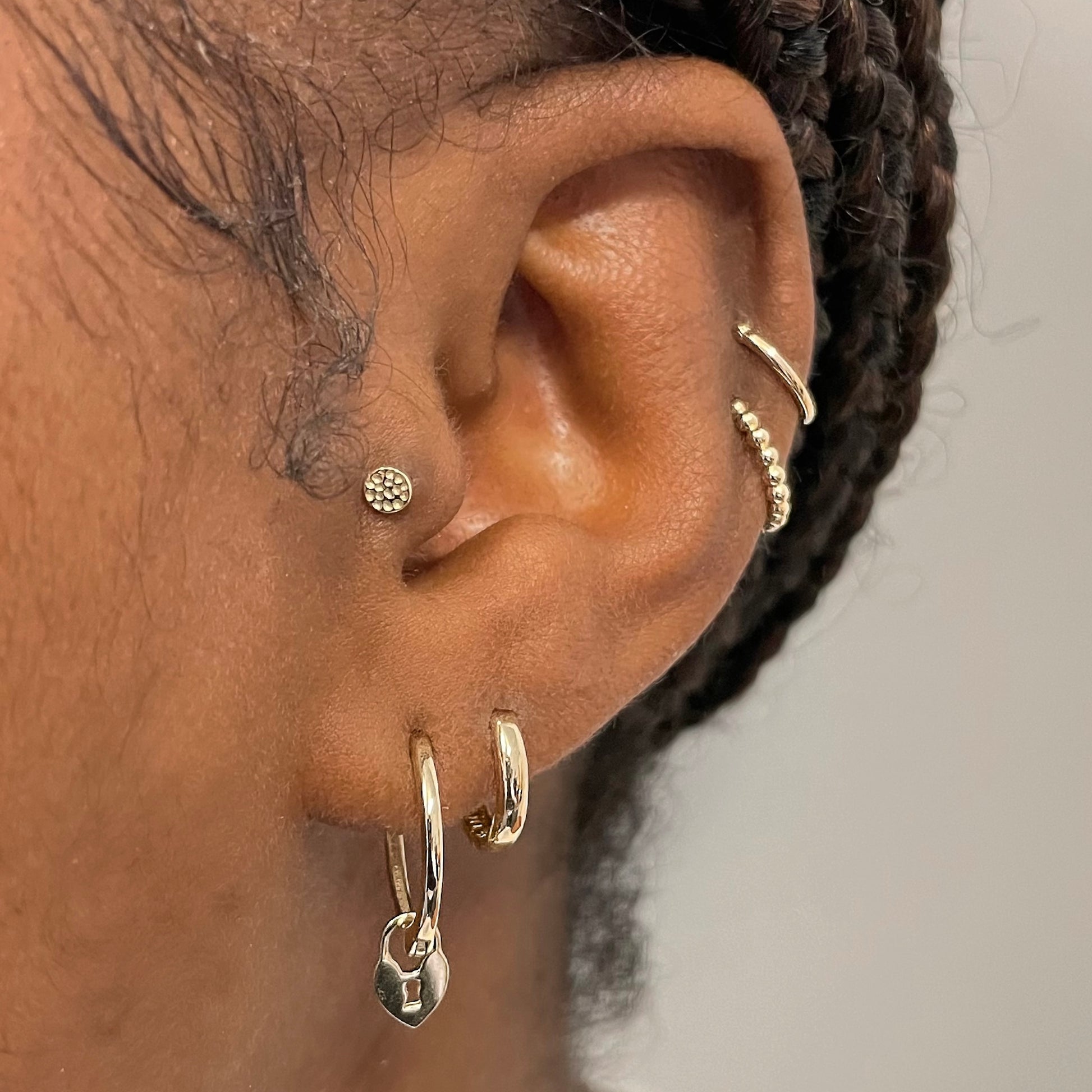 14k solid yellow gold hammered disc flat back labret stud earring 8mm - LAURA BOND jewellery